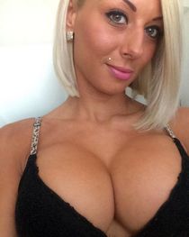 Indian babe Sunny flashing